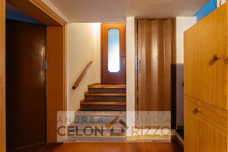 Immersa nel verde ma comoda a tutti i servizi, questa villa singola ad Agna accoglie con un viale...