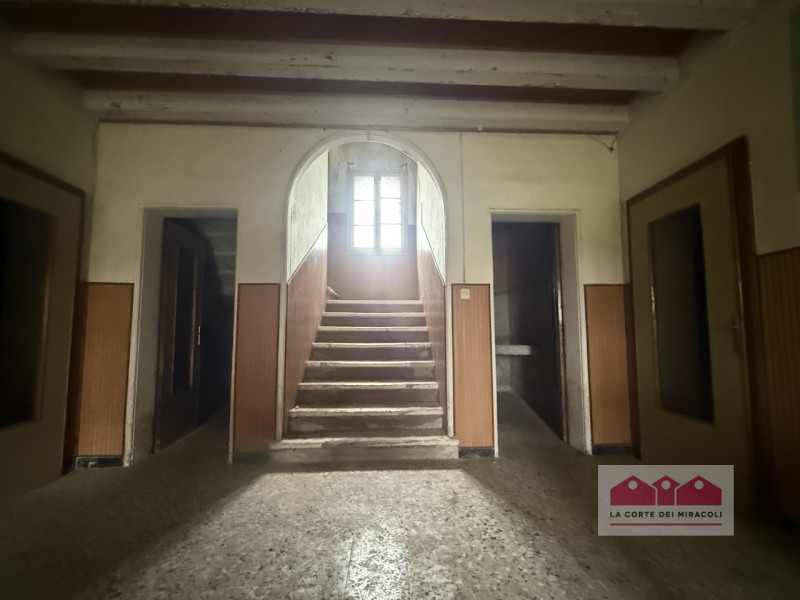 LONIGO: CASALE IN PIETRA DA RISTRUTTURARE DISPOSTO SU TRE LIVELLI FUORI TERRA, CON ANNESSO DEPOSI...