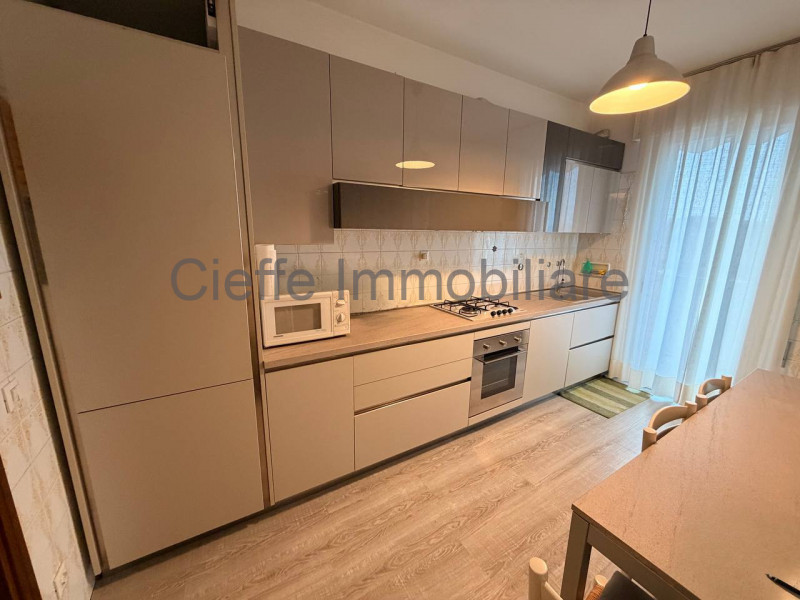 Scopri questo affascinante appartamento quadrilocale situato al 4 piano con ascensore di un edifi...