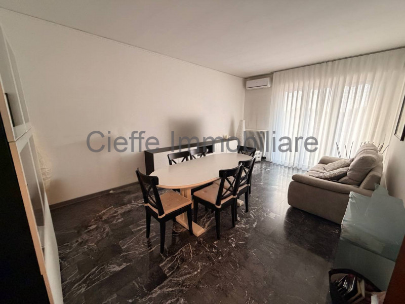 Scopri questo affascinante appartamento quadrilocale situato al 4 piano con ascensore di un edifi...