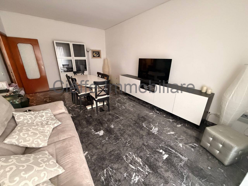 Scopri questo affascinante appartamento quadrilocale situato al 4 piano con ascensore di un edifi...