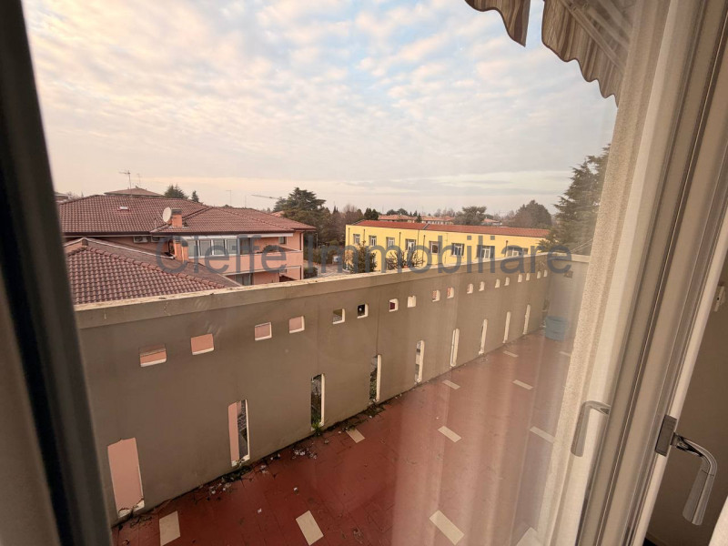 Scopri questo affascinante appartamento quadrilocale situato al 4 piano con ascensore di un edifi...