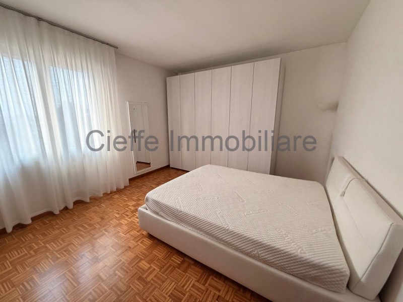 Scopri questo affascinante appartamento quadrilocale situato al 4 piano con ascensore di un edifi...