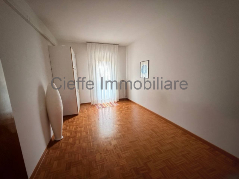 Scopri questo affascinante appartamento quadrilocale situato al 4 piano con ascensore di un edifi...