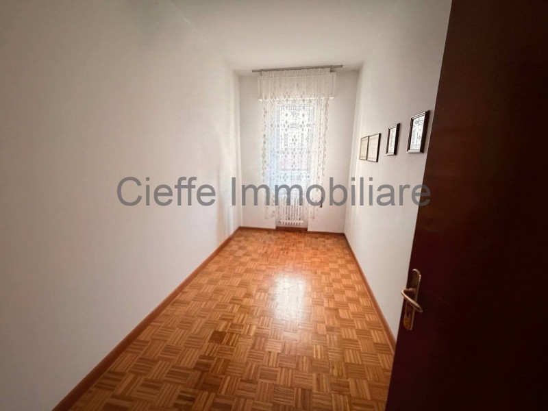 Scopri questo affascinante appartamento quadrilocale situato al 4 piano con ascensore di un edifi...