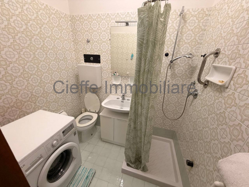 Scopri questo affascinante appartamento quadrilocale situato al 4 piano con ascensore di un edifi...