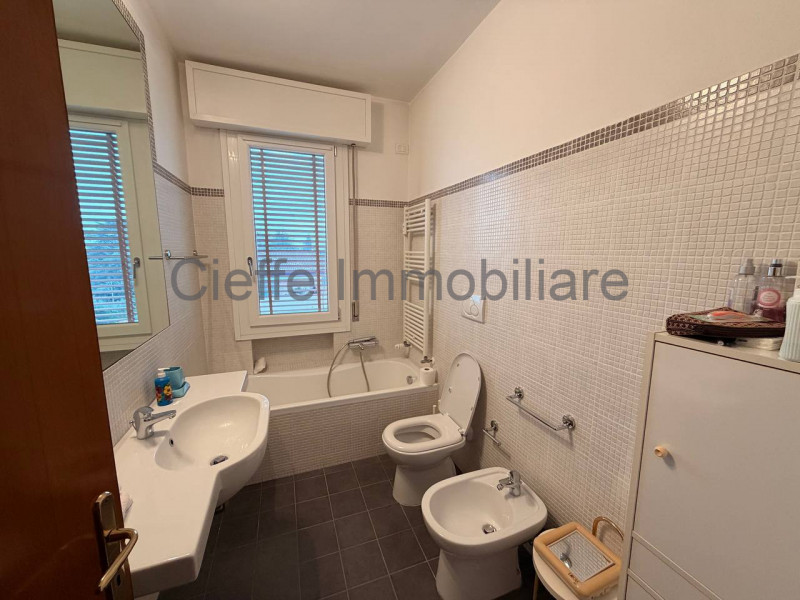 Scopri questo affascinante appartamento quadrilocale situato al 4 piano con ascensore di un edifi...