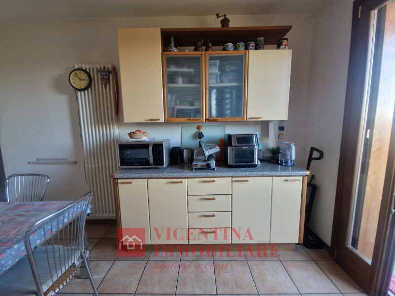 VICENZA - Polegge : Alla fine di una stradina chiusa, BICAMERE al piano primo in piccolo contesto...