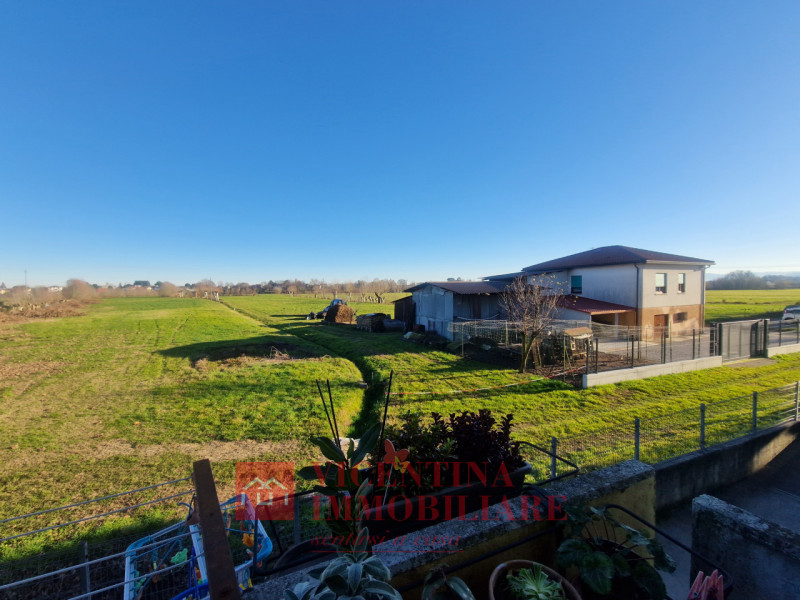 VICENZA - Polegge : Alla fine di una stradina chiusa, BICAMERE al piano primo in piccolo contesto...