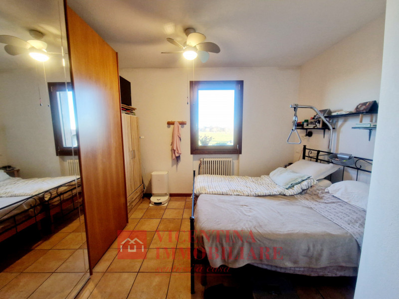 VICENZA - Polegge : Alla fine di una stradina chiusa, BICAMERE al piano primo in piccolo contesto...