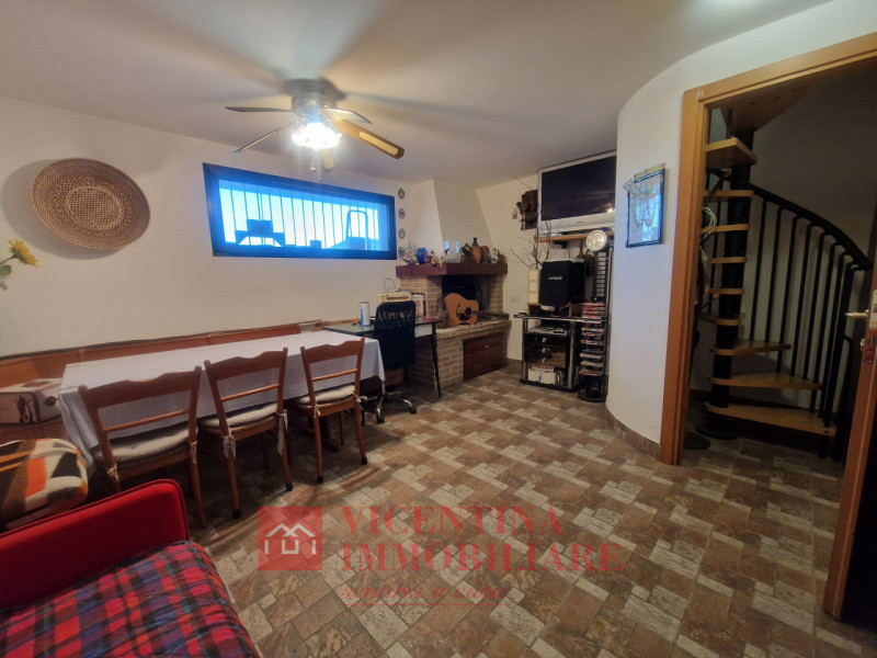 VICENZA - Polegge : Alla fine di una stradina chiusa, BICAMERE al piano primo in piccolo contesto...