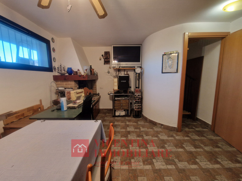 VICENZA - Polegge : Alla fine di una stradina chiusa, BICAMERE al piano primo in piccolo contesto...