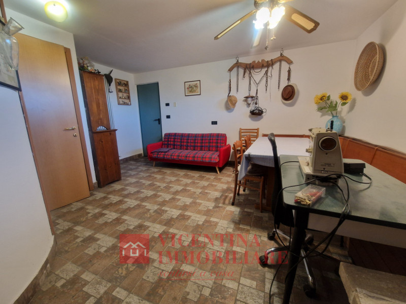 VICENZA - Polegge : Alla fine di una stradina chiusa, BICAMERE al piano primo in piccolo contesto...