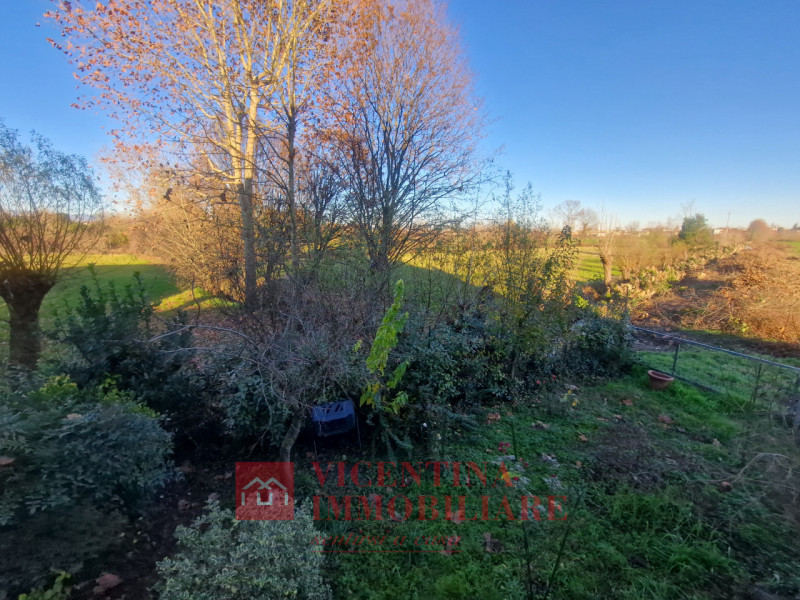 VICENZA - Polegge : Alla fine di una stradina chiusa, BICAMERE al piano primo in piccolo contesto...