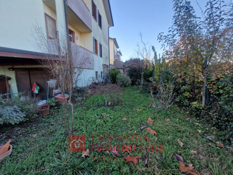 VICENZA - Polegge : Alla fine di una stradina chiusa, BICAMERE al piano primo in piccolo contesto...