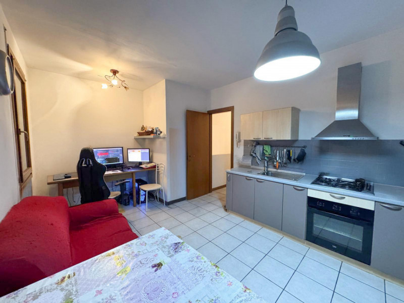 COMPOSIZIONE:
Proponiamo un appartamento con ingresso indipendente e ambienti ben organizzati. Al...