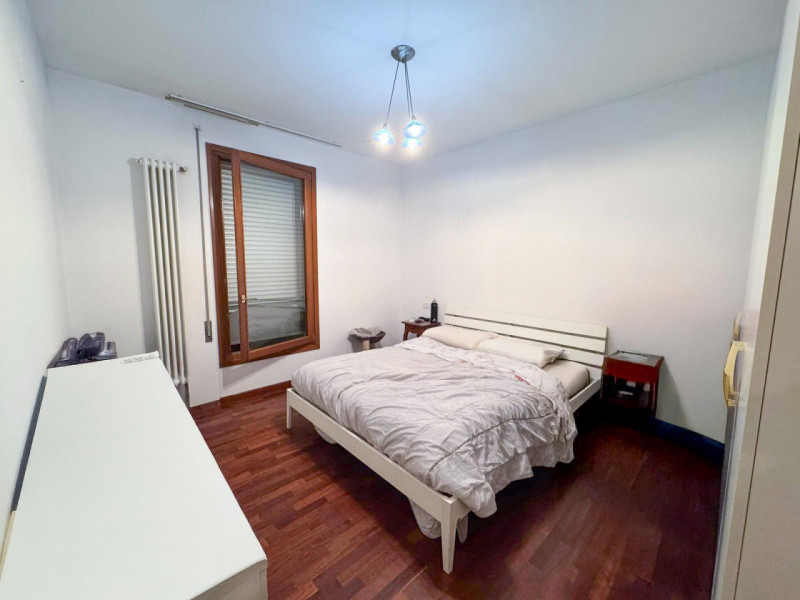 COMPOSIZIONE:
Proponiamo un appartamento con ingresso indipendente e ambienti ben organizzati. Al...