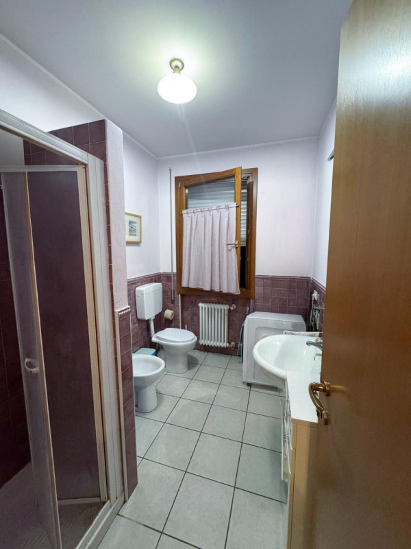 COMPOSIZIONE:
Proponiamo un appartamento con ingresso indipendente e ambienti ben organizzati. Al...