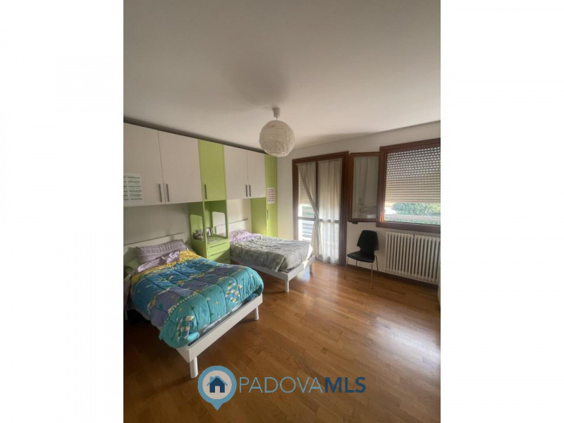 Immobile in esclusiva al Gruppo Padova MLS
Nel cuore pulsante di Noventa Padovana, vi presentiamo...