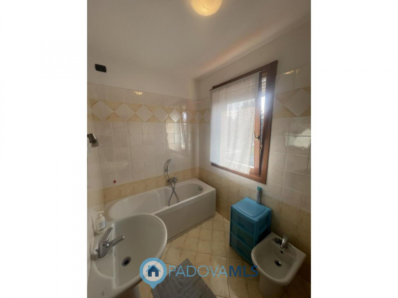 Immobile in esclusiva al Gruppo Padova MLS
Nel cuore pulsante di Noventa Padovana, vi presentiamo...