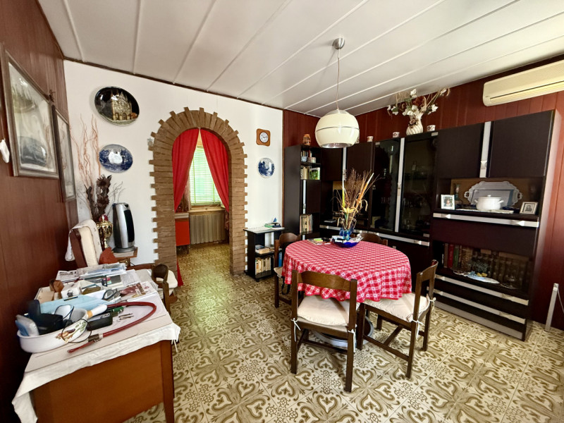 COMPOSIZIONE:
abitazione singola sviluppata su più livelli, al piano terra si trova atrio d'ingre...