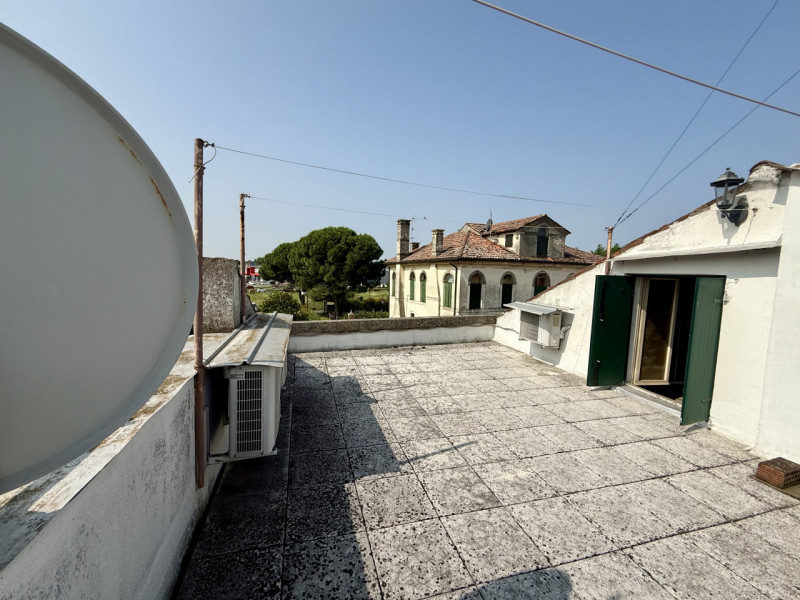 COMPOSIZIONE:
abitazione singola sviluppata su più livelli, al piano terra si trova atrio d'ingre...