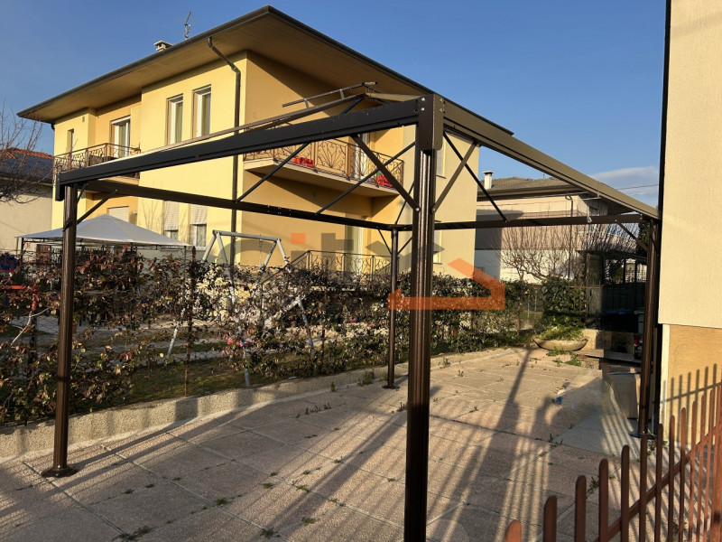 Nel quartiere residenziale di Fellette, comodo a tutti i principali servizi, proponiamo in vendit...