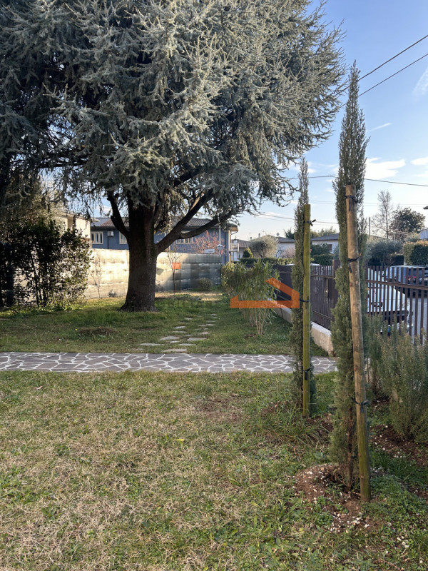 Nel quartiere residenziale di Fellette, comodo a tutti i principali servizi, proponiamo in vendit...