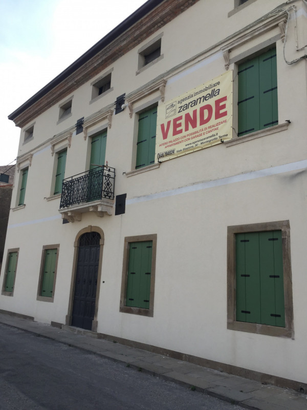 Su prestigioso palazzo d'epoca del 1700 in fase di completa ristrutturazione, nel quale si realiz...