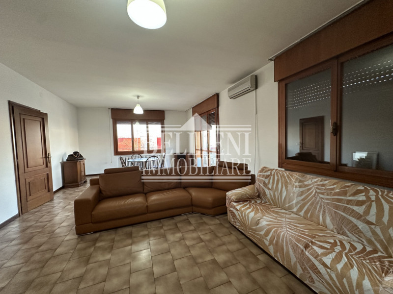 VICENZA OVEST: nel raccordo esterno della città proponiamo in locazione un ampio appartamento di ...