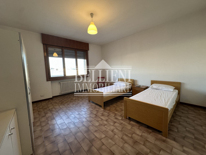 VICENZA OVEST: nel raccordo esterno della città proponiamo in locazione un ampio appartamento di ...