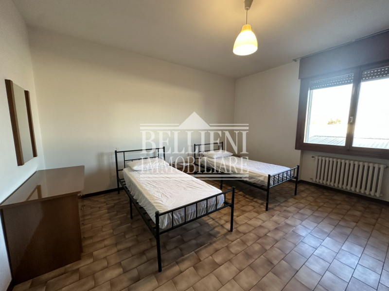 VICENZA OVEST: nel raccordo esterno della città proponiamo in locazione un ampio appartamento di ...