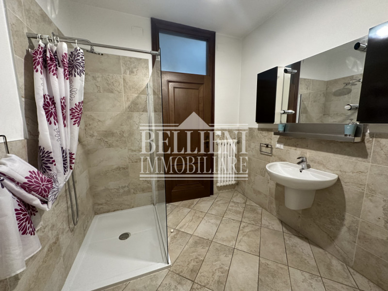 VICENZA OVEST: nel raccordo esterno della città proponiamo in locazione un ampio appartamento di ...