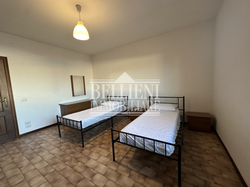 VICENZA OVEST: nel raccordo esterno della città proponiamo in locazione un ampio appartamento di ...