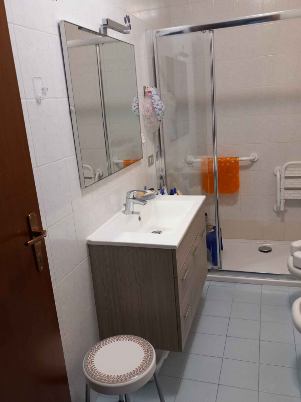 PADOVA, in zona TORRE, al secondo piano di una palazzina dotata di ascensore, APPARTAMENTO dalle ...