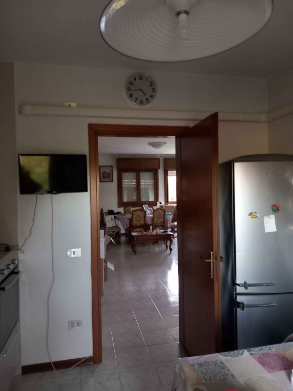 PADOVA, in zona TORRE, al secondo piano di una palazzina dotata di ascensore, APPARTAMENTO dalle ...