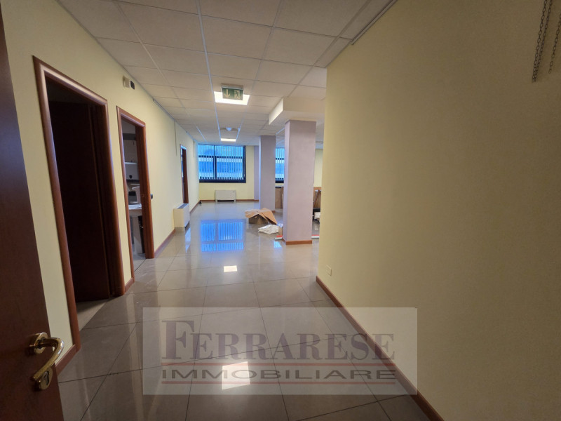 PADOVA, ZONA INDUSTRIALE EST - Proponiamo in locazione un UFFICIO di circa 260 Mq., situato al se...