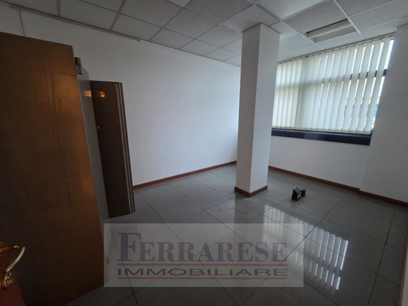 PADOVA, ZONA INDUSTRIALE EST - Proponiamo in locazione un UFFICIO di circa 260 Mq., situato al se...