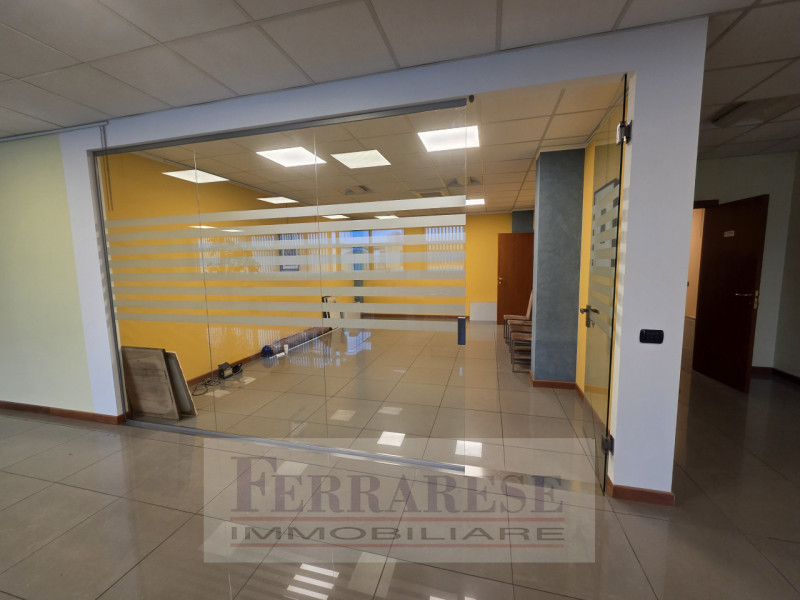 PADOVA, ZONA INDUSTRIALE EST - Proponiamo in locazione un UFFICIO di circa 260 Mq., situato al se...