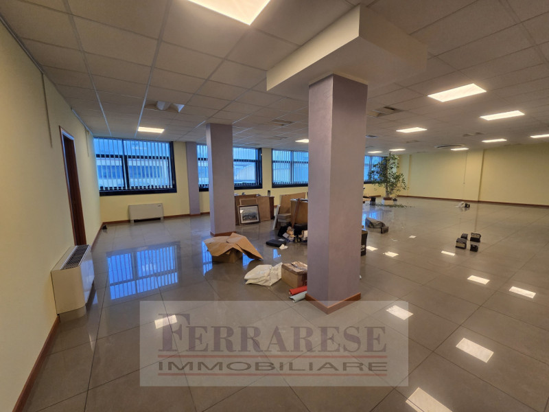PADOVA, ZONA INDUSTRIALE EST - Proponiamo in locazione un UFFICIO di circa 260 Mq., situato al se...