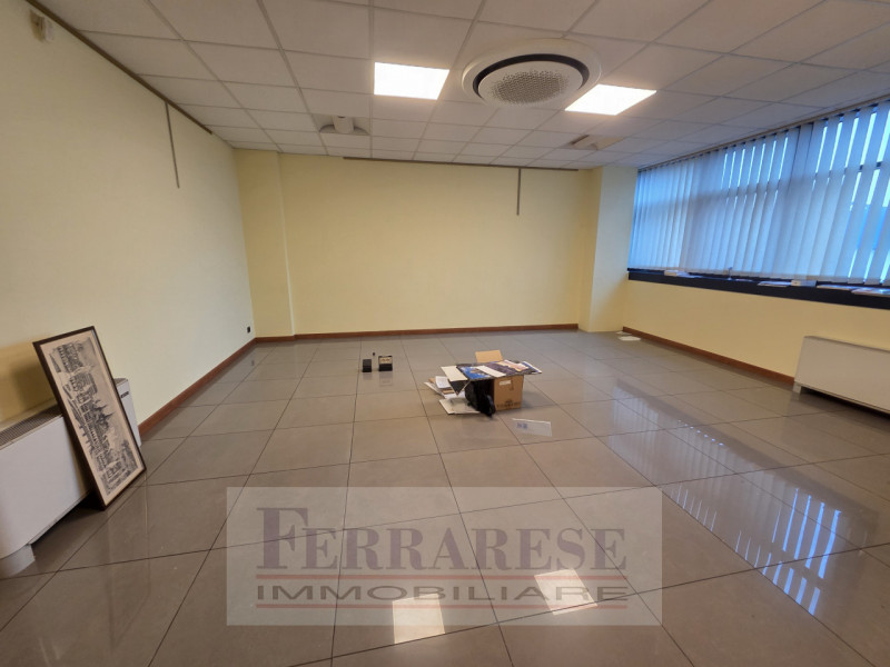 PADOVA, ZONA INDUSTRIALE EST - Proponiamo in locazione un UFFICIO di circa 260 Mq., situato al se...