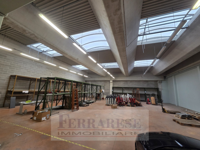 PADOVA, ZONA INDUSTRIALE EST - Proponiamo la locazione di un MAGAZZINO di circa 650 Mq. all'inter...