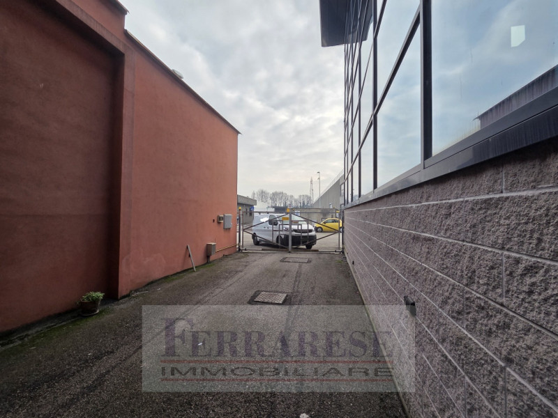 PADOVA, ZONA INDUSTRIALE EST - Proponiamo la locazione di un MAGAZZINO di circa 650 Mq. all'inter...