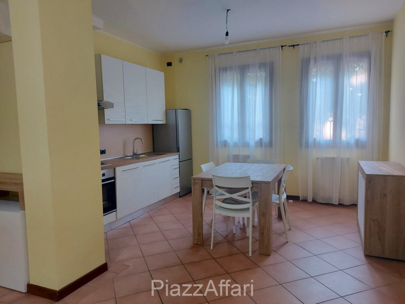 In signorile e riservato contesto si propone, in affitto, appartamento al piano terra composto da...