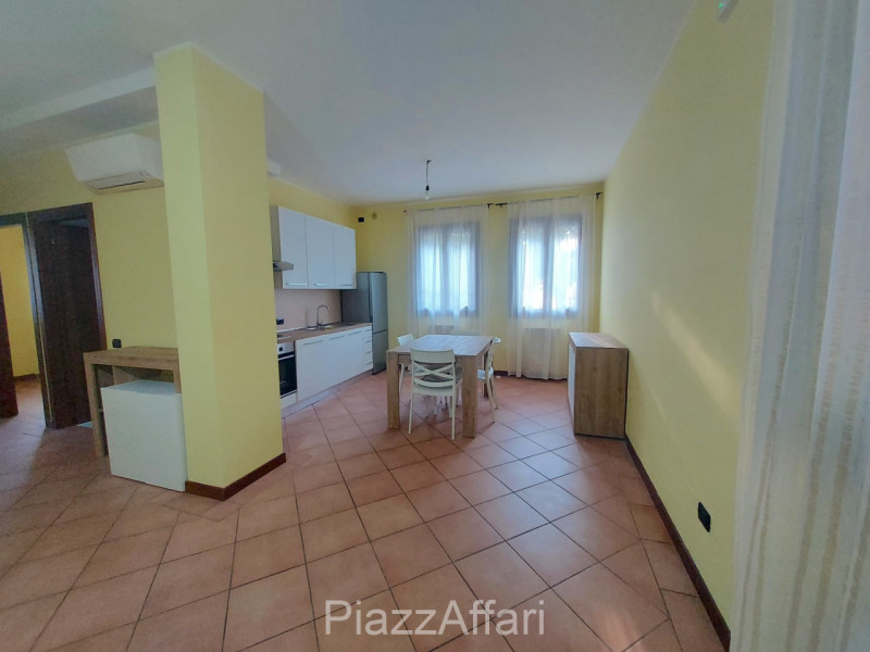 In signorile e riservato contesto si propone, in affitto, appartamento al piano terra composto da...