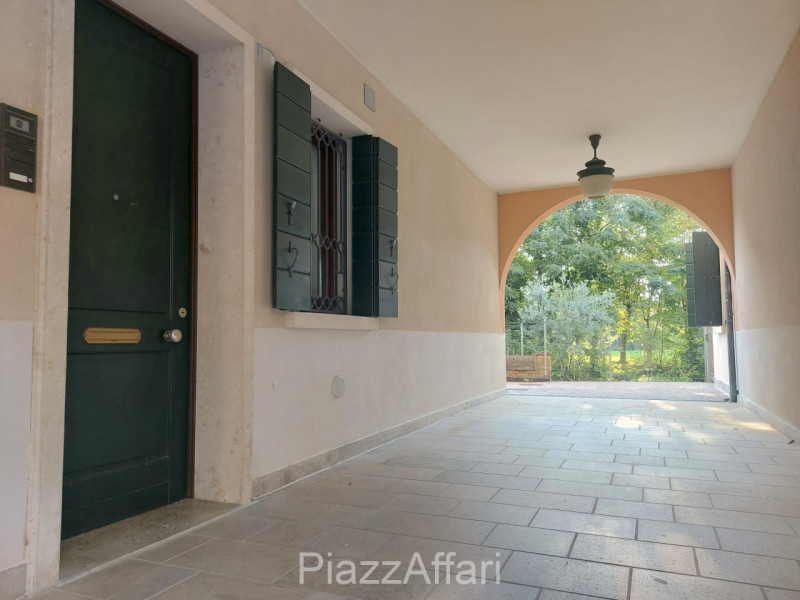 In signorile e riservato contesto si propone, in affitto, appartamento al piano terra composto da...