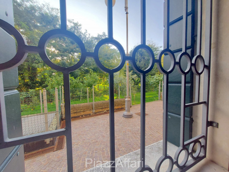 In signorile e riservato contesto si propone, in affitto, appartamento al piano terra composto da...