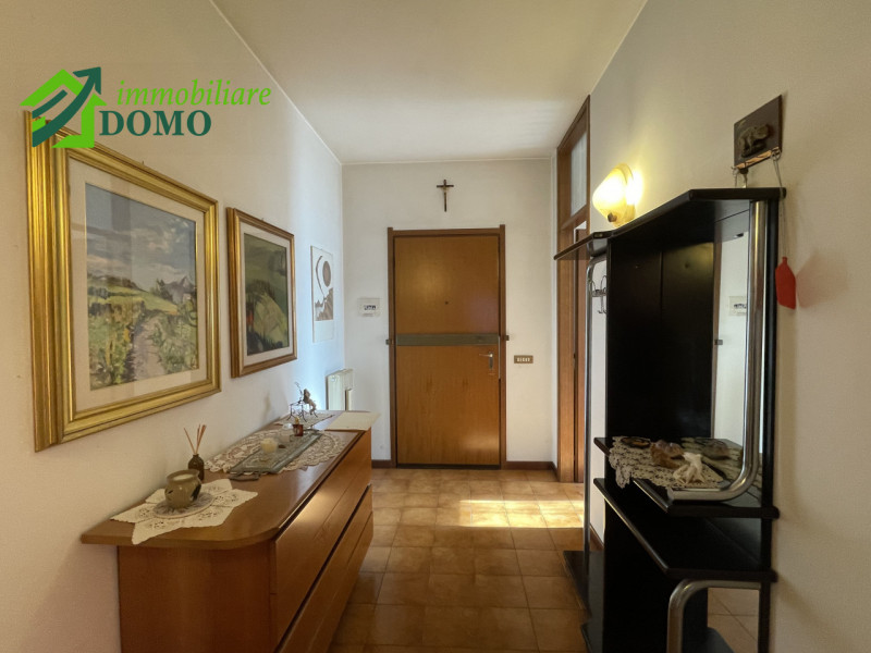 Schio: comodo a tutti i servizi, appartamento tricamere, al piano primo su contesto di 4 unità, c...