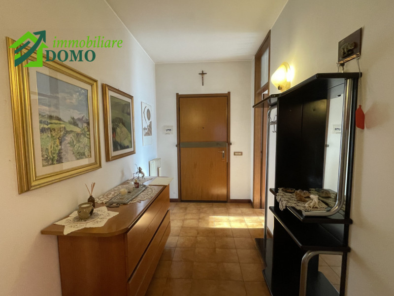 Schio: comodo a tutti i servizi, appartamento tricamere, al piano primo su contesto di 4 unità, c...