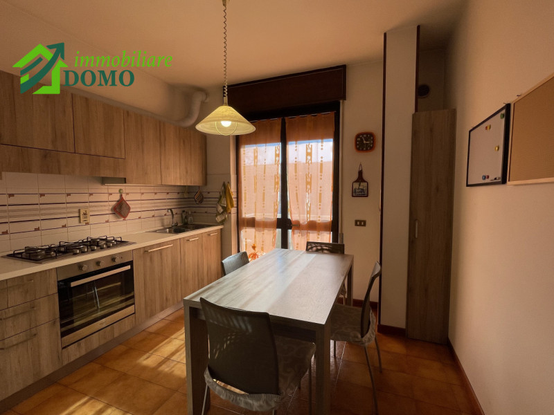 Schio: comodo a tutti i servizi, appartamento tricamere, al piano primo su contesto di 4 unità, c...